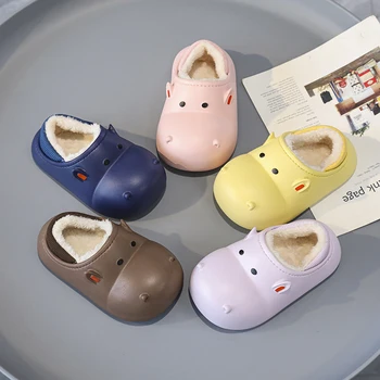 Детские домашние тапочки, зимняя теплая обувь, домашние тапочки для мамы и папы, Хлопчатобумажная обувь для мальчиков и девочек в мультяшном стиле 1