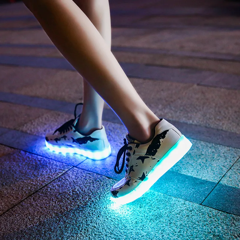 Новая обувь для взрослых и детей со светодиодной подсветкой, Модная искусственная кожа, 7 Красочных мужских и женских кроссовок, USB-зарядка, Светящиеся Размеры 35-45 Изображение 2