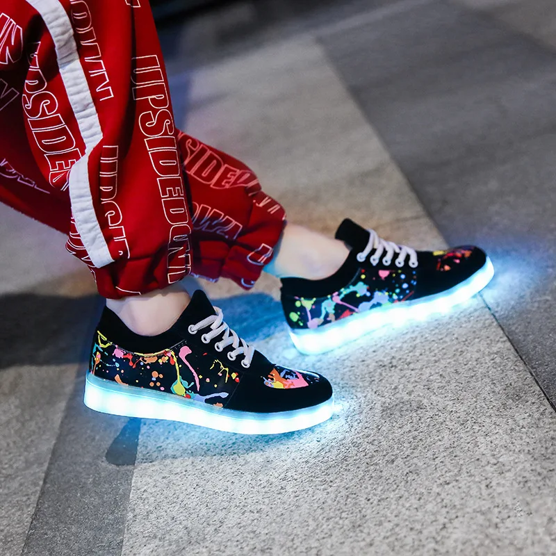 Новая обувь для взрослых и детей со светодиодной подсветкой, Модная искусственная кожа, 7 Красочных мужских и женских кроссовок, USB-зарядка, Светящиеся Размеры 35-45 Изображение 1